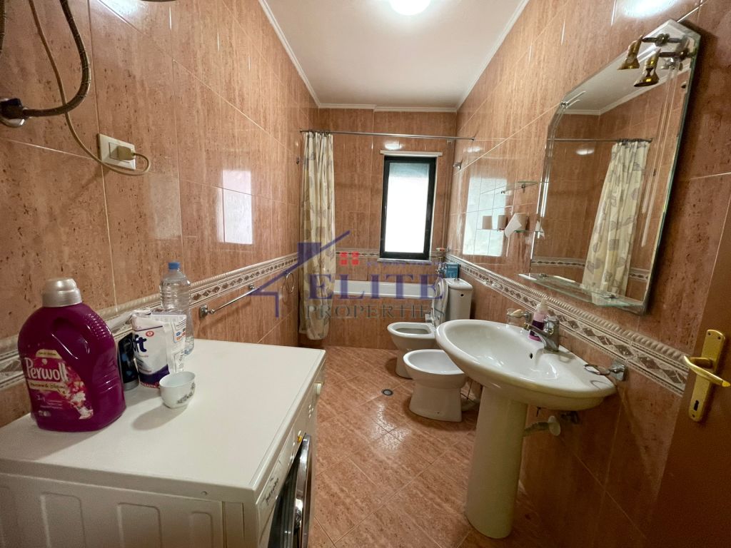 Vicino a Xheko Imperial, Ufficio/Appartamento 3+1 in affitto