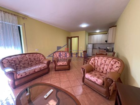 Vicino a Xheko Imperial, Ufficio/Appartamento 3+1 in affitto