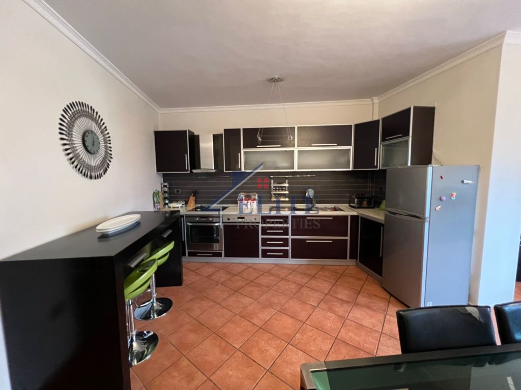 Rr. “Don Bosko”, pranë  “Zogut të Zi ”apartament  2+1 me qera