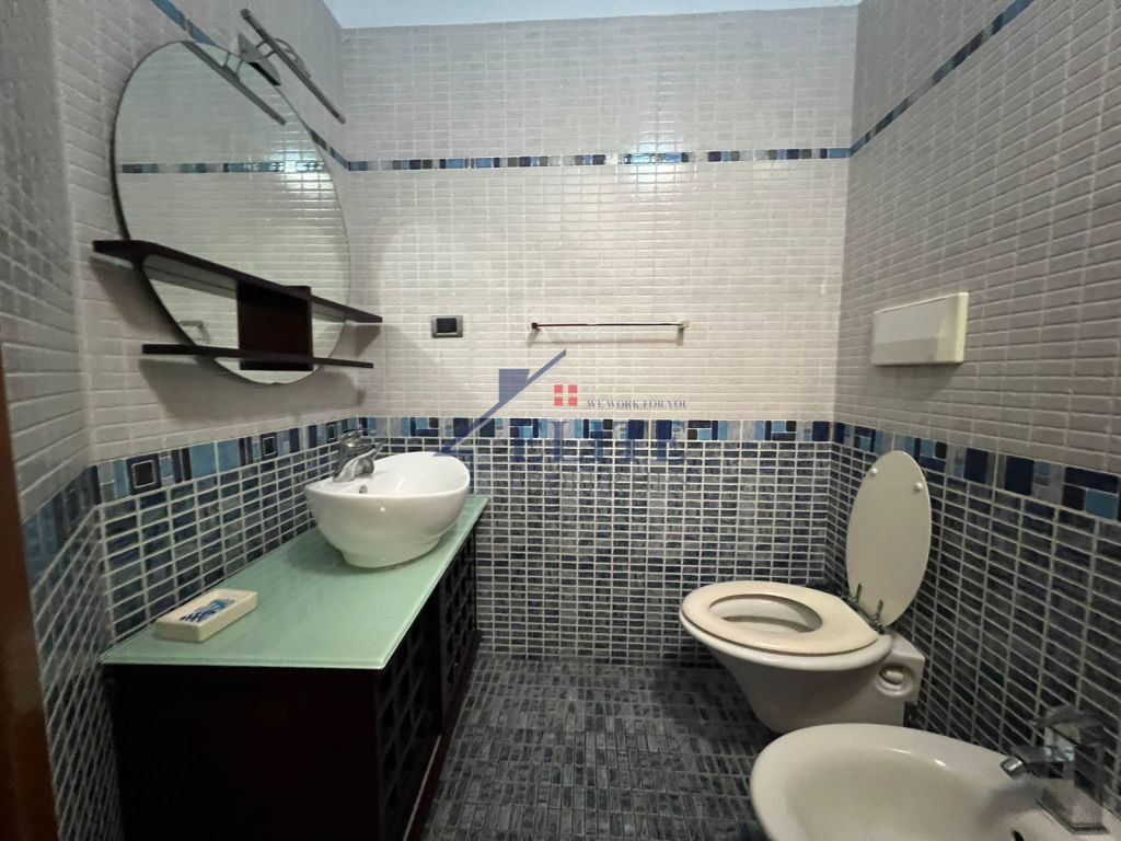 Rr. “Don Bosko”, pranë  “Zogut të Zi ”apartament  2+1 me qera