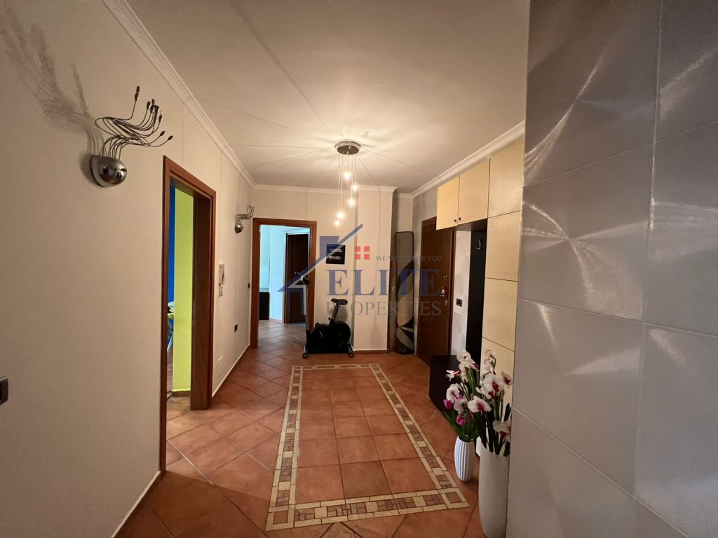 Rr. “Don Bosko”, pranë  “Zogut të Zi ”apartament  2+1 me qera