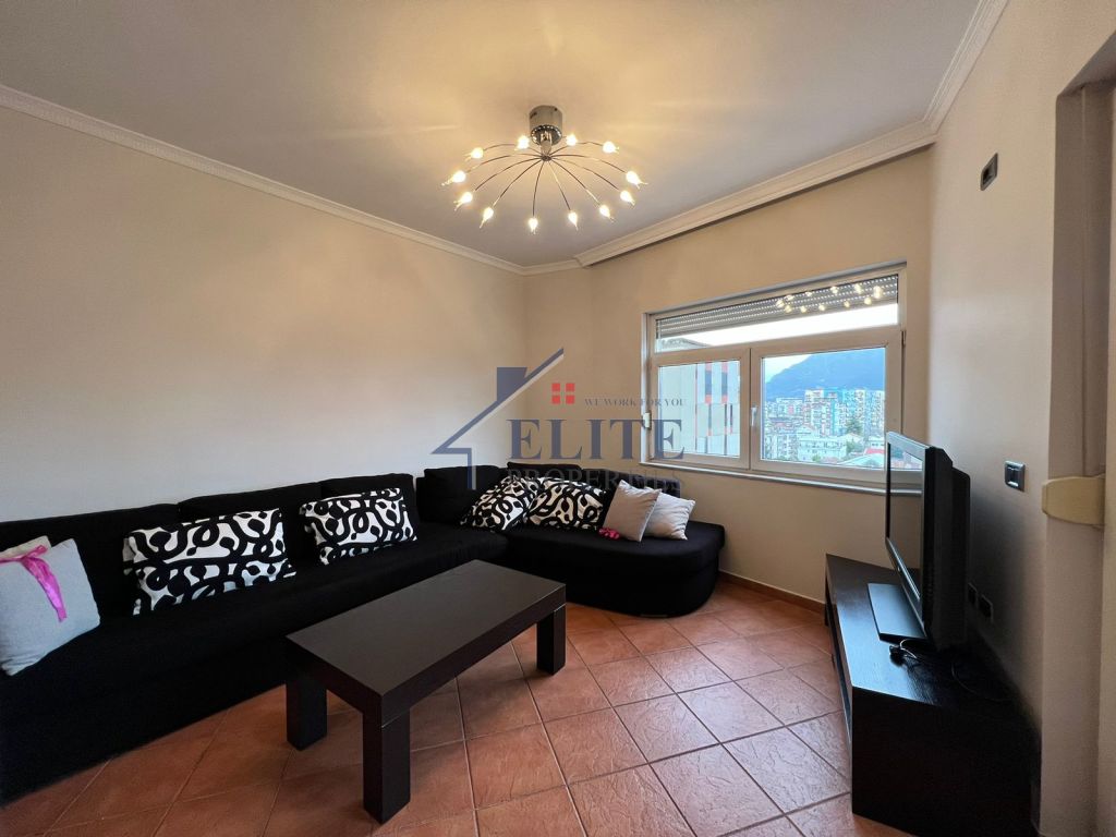 Rr. “Don Bosko”, pranë  “Zogut të Zi ”apartament  2+1 me qera