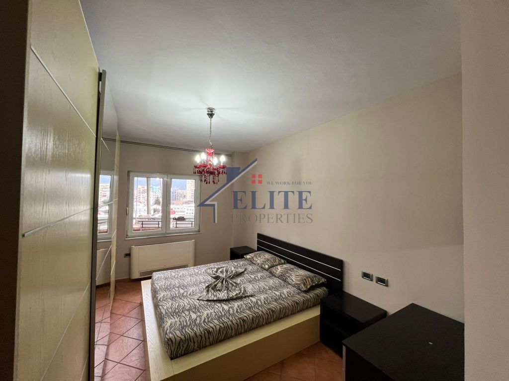 Rr. “Don Bosko”, pranë  “Zogut të Zi ”apartament  2+1 me qera