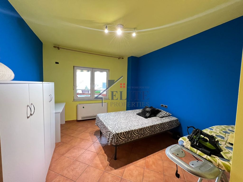 Rr. “Don Bosko”, pranë  “Zogut të Zi ”apartament  2+1 me qera
