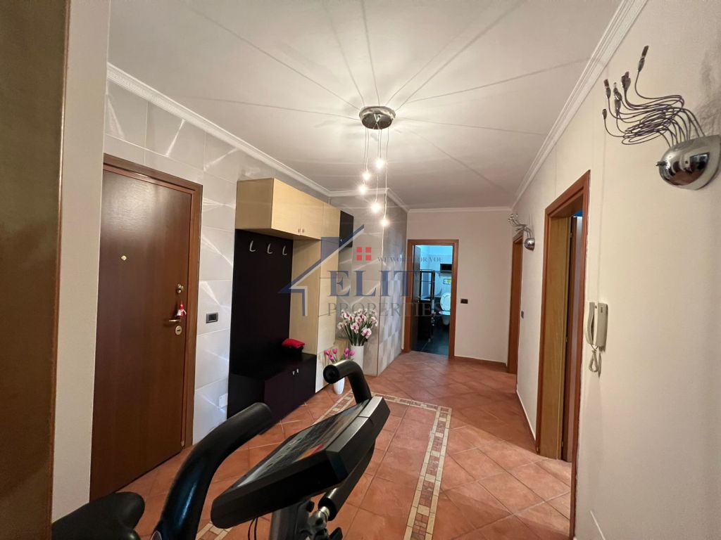 Rr. “Don Bosko”, pranë  “Zogut të Zi ”apartament  2+1 me qera