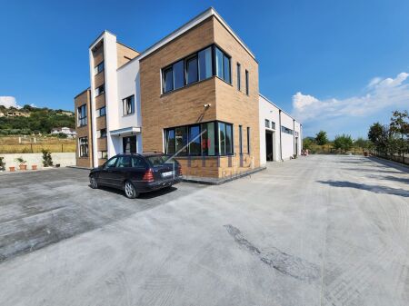 Prush, capannone in affitto