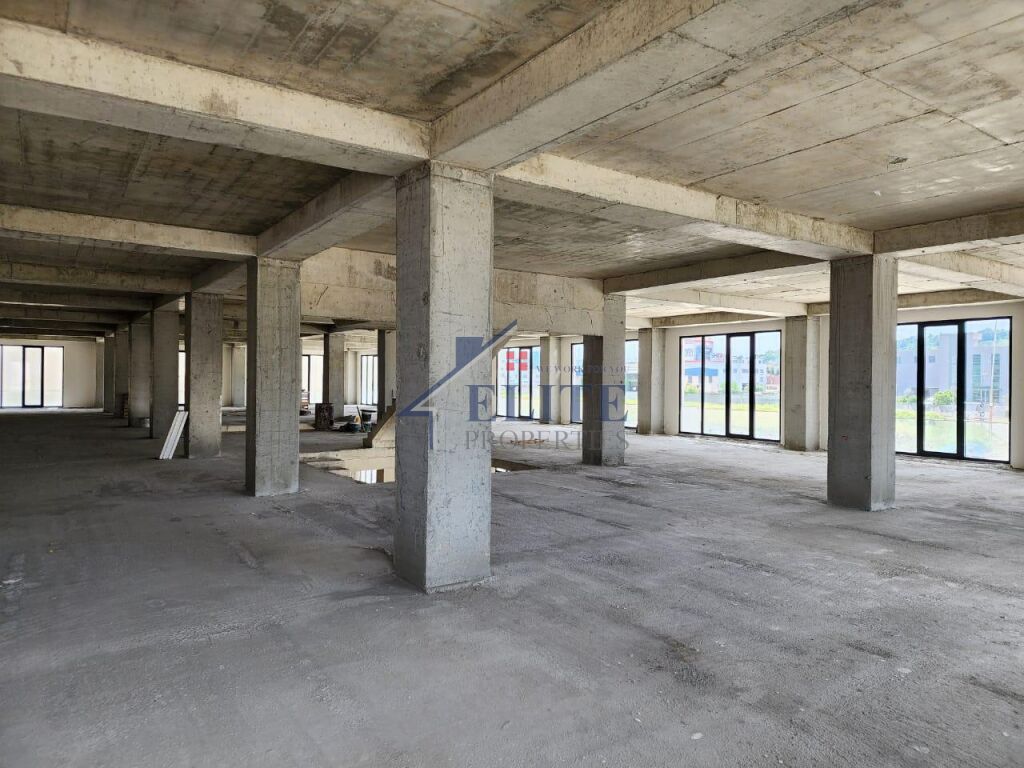Godinë multifunksionale me qira në Autostradën Tiranë-Durrës