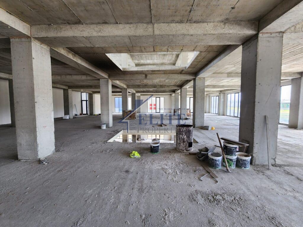 Godinë multifunksionale me qira në Autostradën Tiranë-Durrës