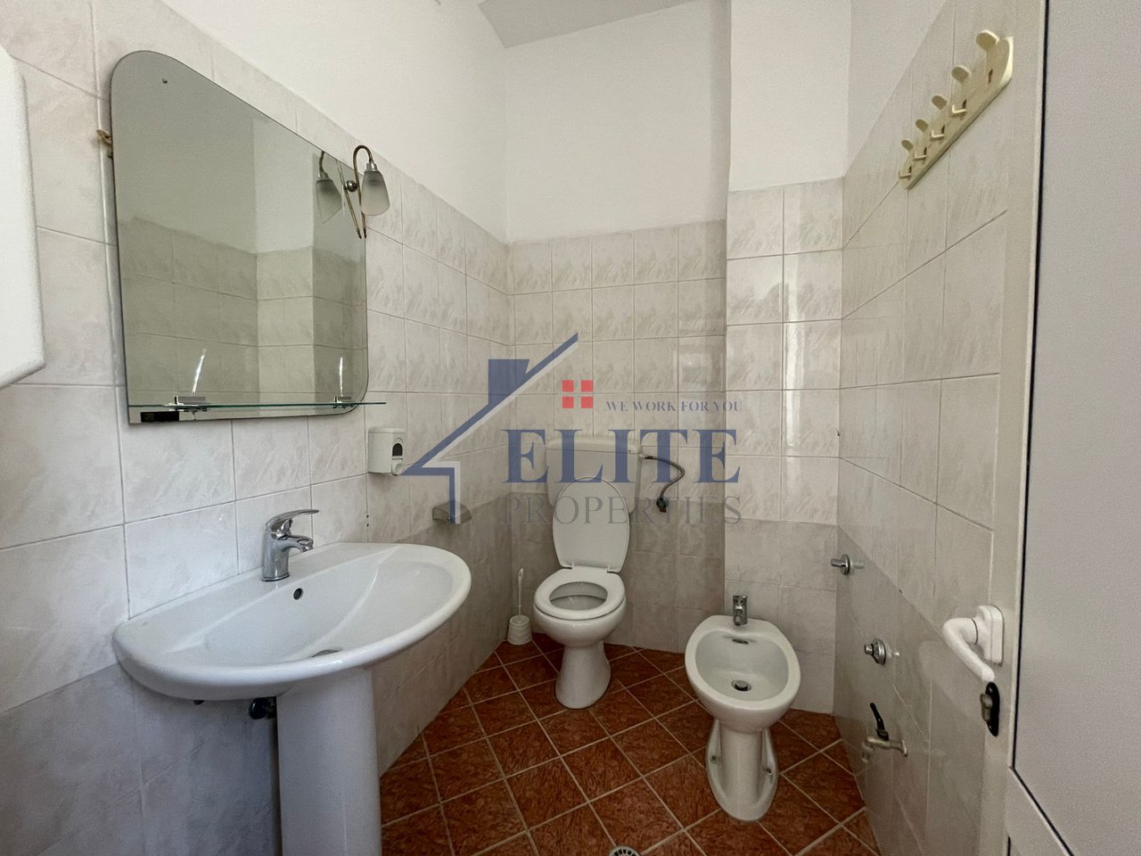 Kullat binjake, "Deshmoret e Kombit"  – ambient biznesi për qira