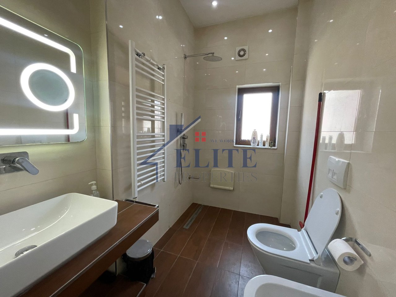 Pallatet Shallvare, appartamento con due camere da letto in affitto