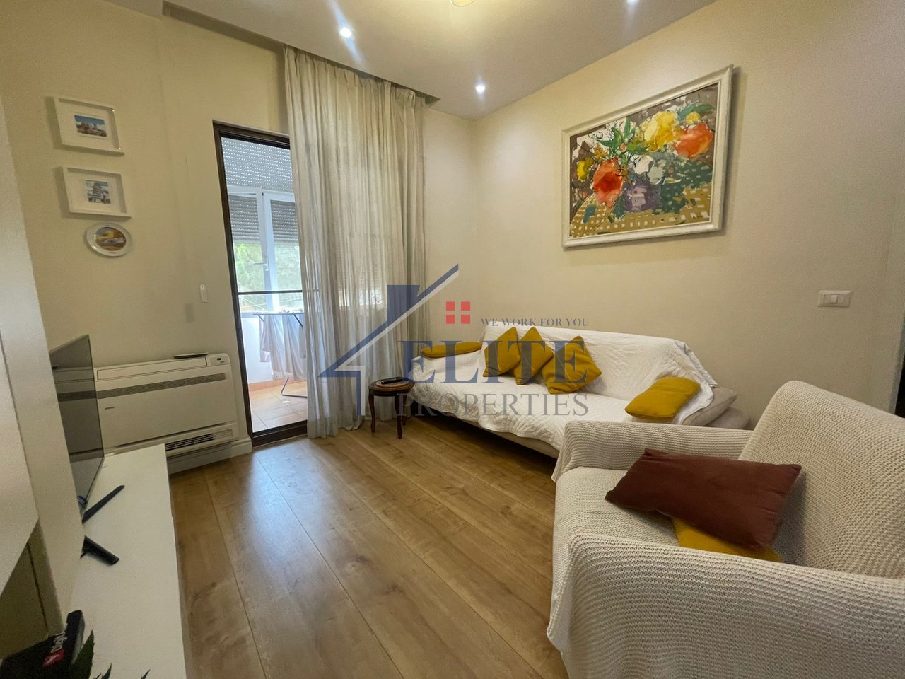Pallatet Shallvare, appartamento con due camere da letto in affitto