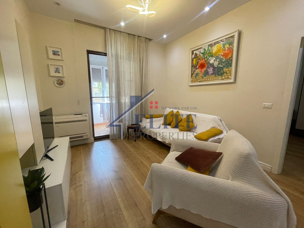 Pallatet Shallvare, appartamento con due camere da letto in affitto