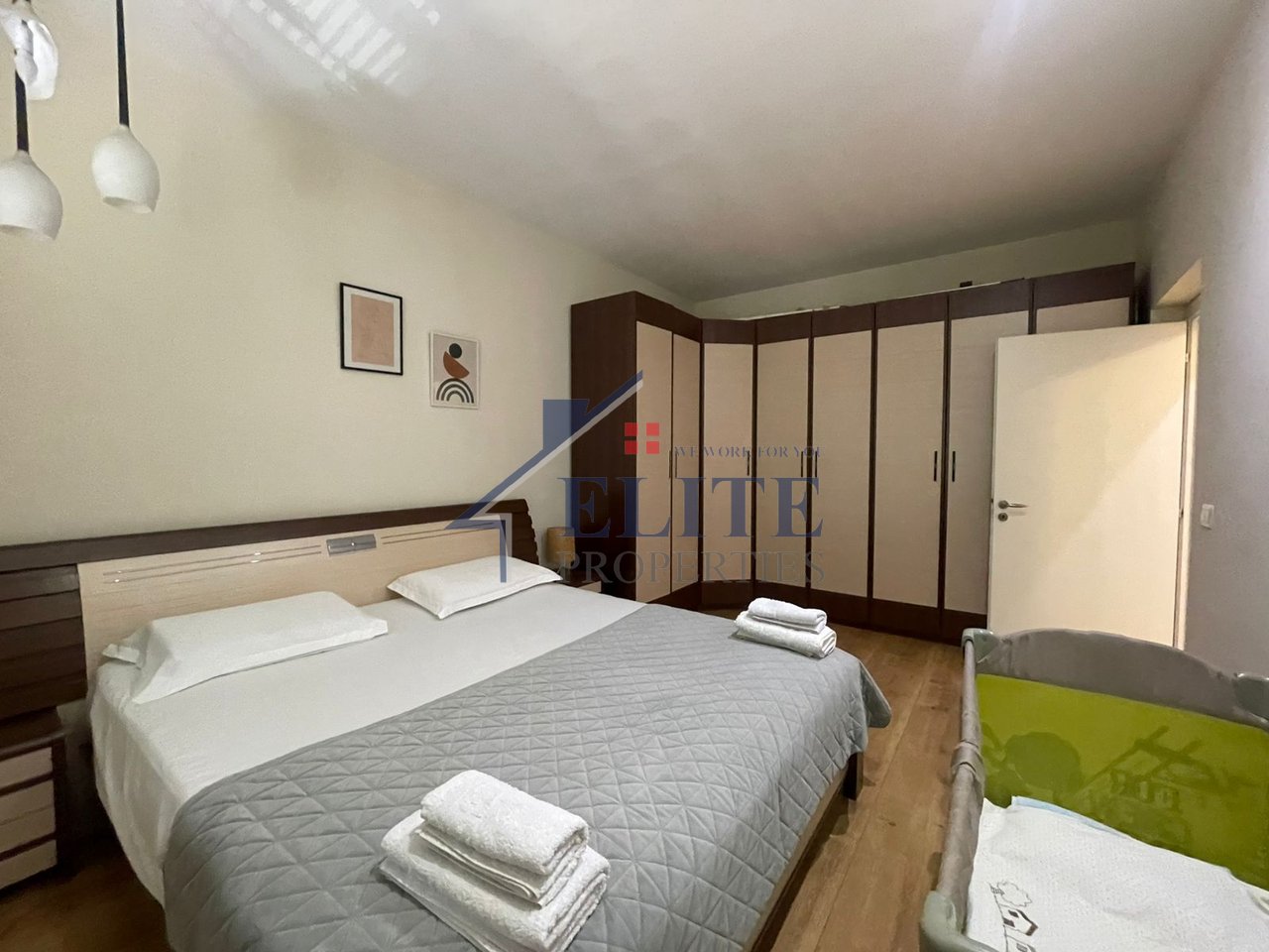 Pallatet Shallvare, appartamento con due camere da letto in affitto