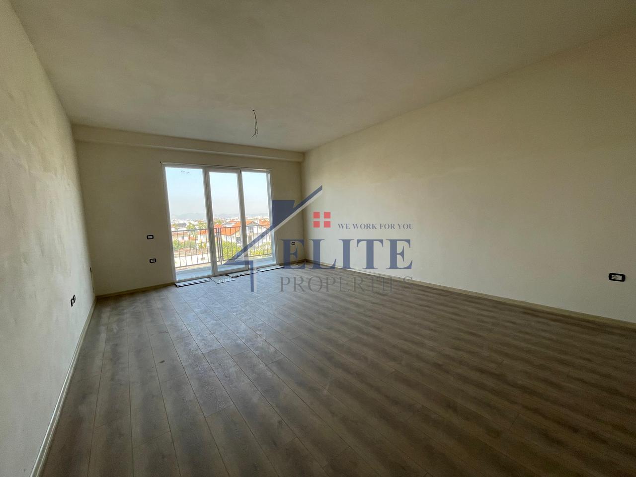 Demokracia Street Kamëz, appartamento con due camere da letto in vendita