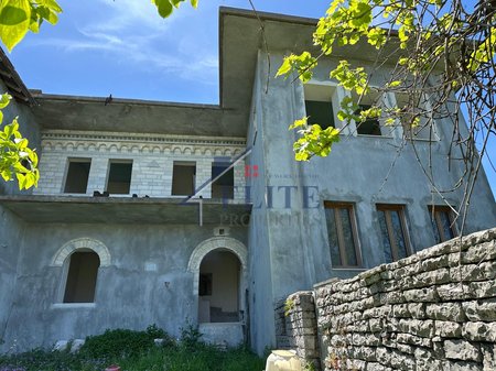 Gjirokastër, vile 3-katëshe në shitje