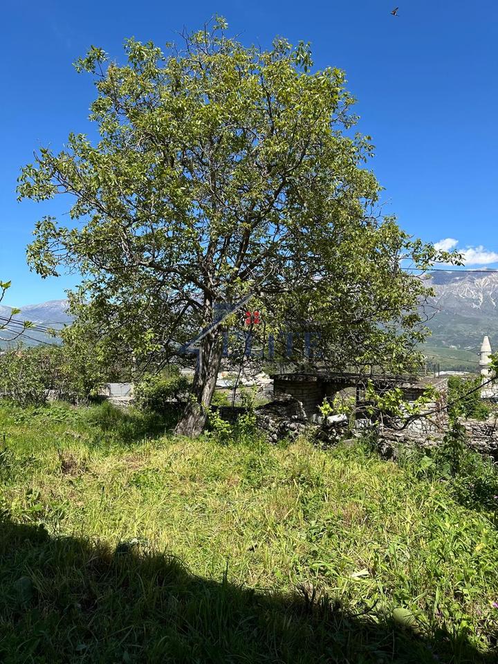 Gjirokastër, vile 3-katëshe në shitje