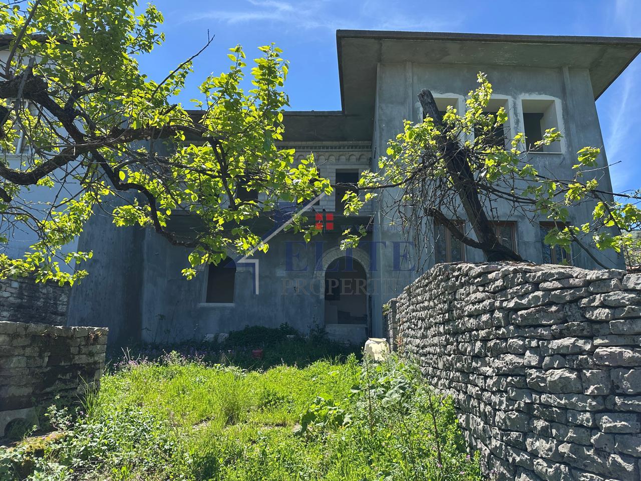 Gjirokastër, vile 3-katëshe në shitje