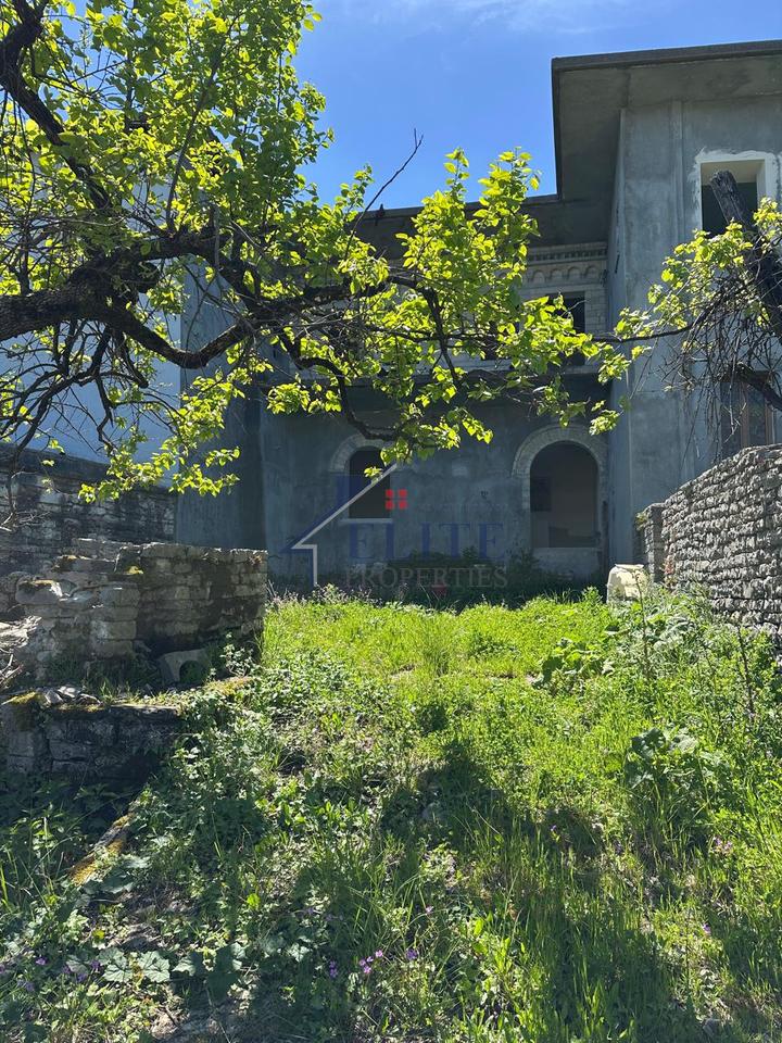 Gjirokastër, vile 3-katëshe në shitje