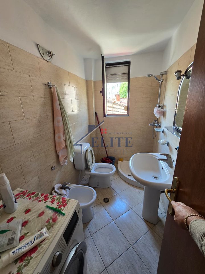 Rr. Muhamet Gjollesha pranë 21 Dhjetorit, apartament 2+1 ne shitje