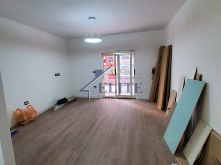 Komuna e Parisit, apartament 1+1 në shitje