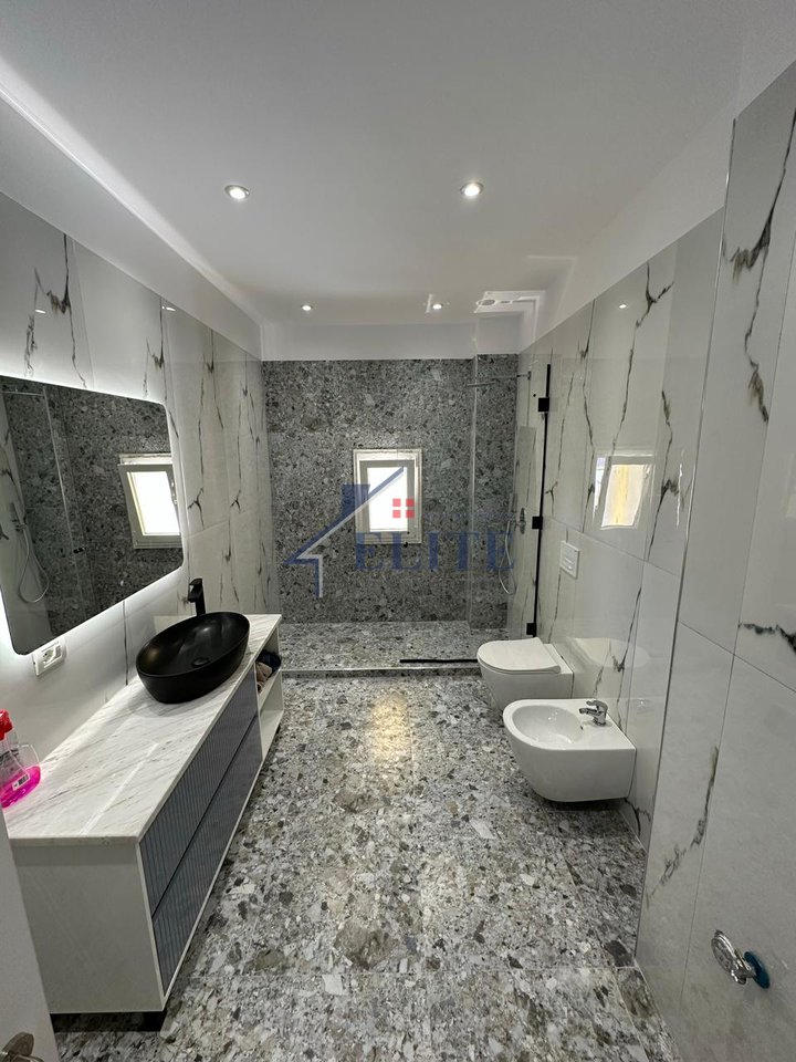 Lake Land Farkë, apartament 3+1 me qira