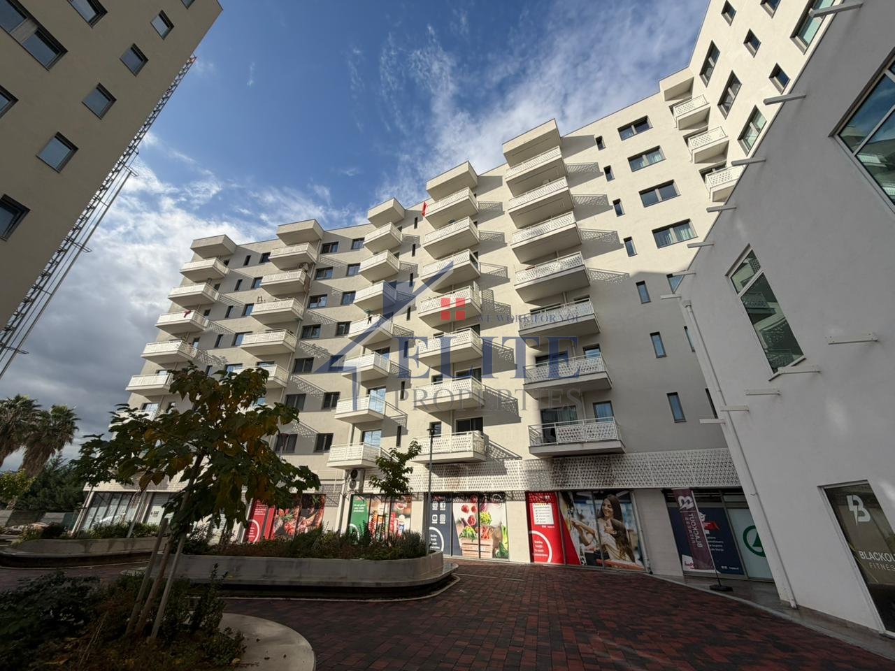 Ish Fusha e Aviacionit, dyqan me qira