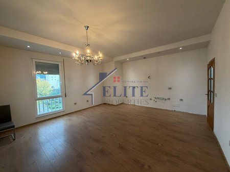 Pranë Gardës së Republikës, apartament 2+1 me qera