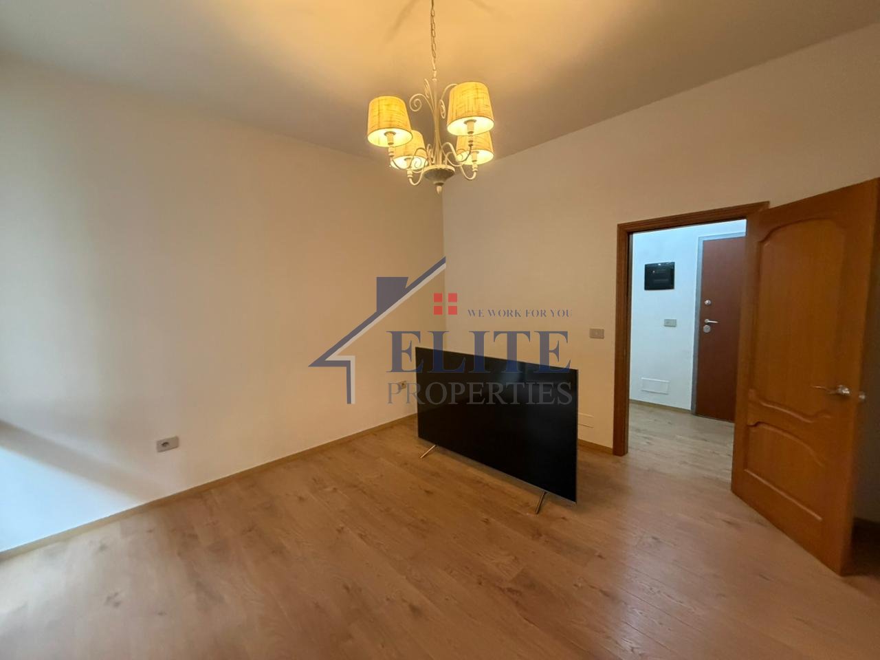 Pranë Gardës së Republikës, apartament 2+1 me qera