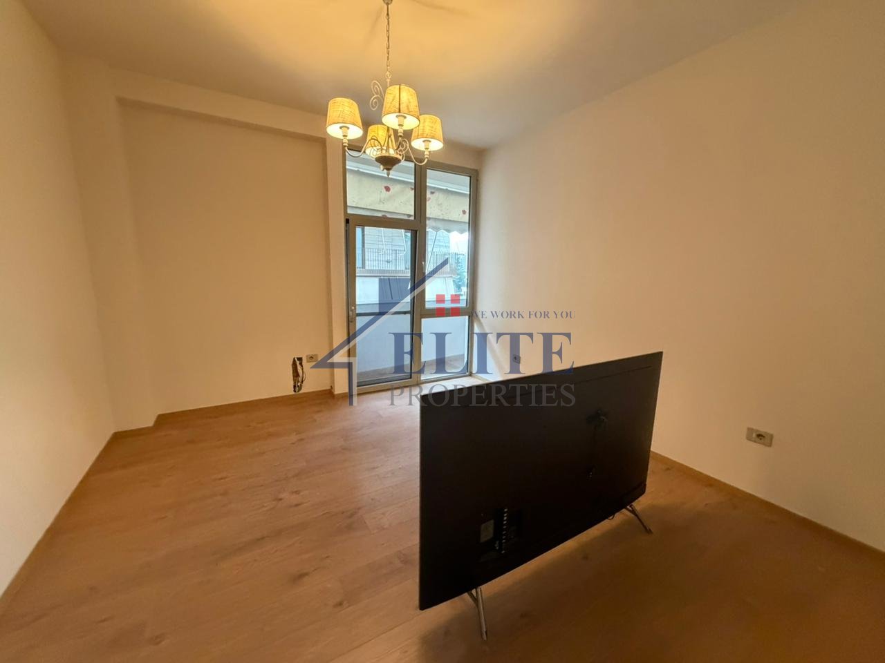 Pranë Gardës së Republikës, apartament 2+1 me qera