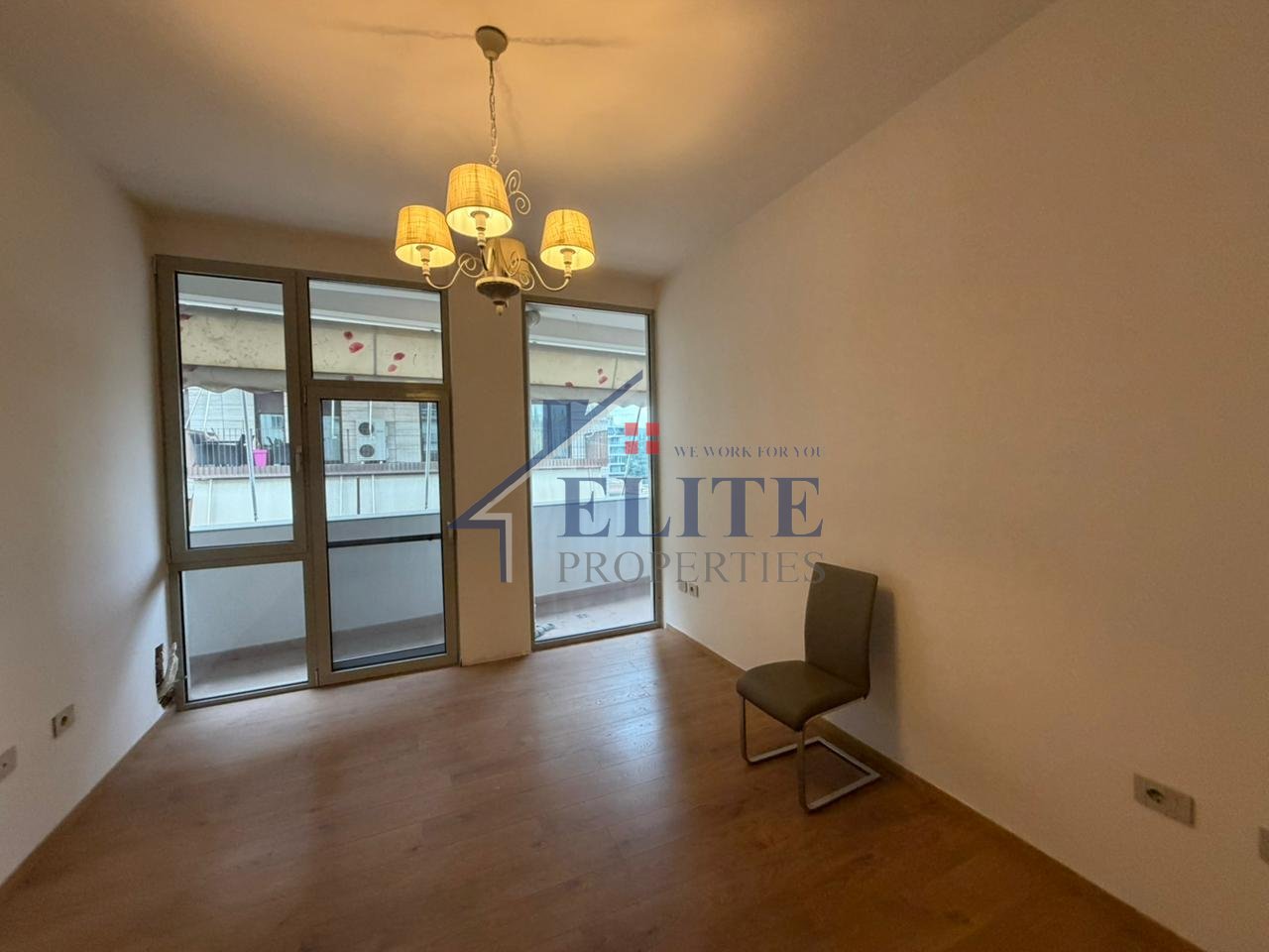 Pranë Gardës së Republikës, apartament 2+1 me qera