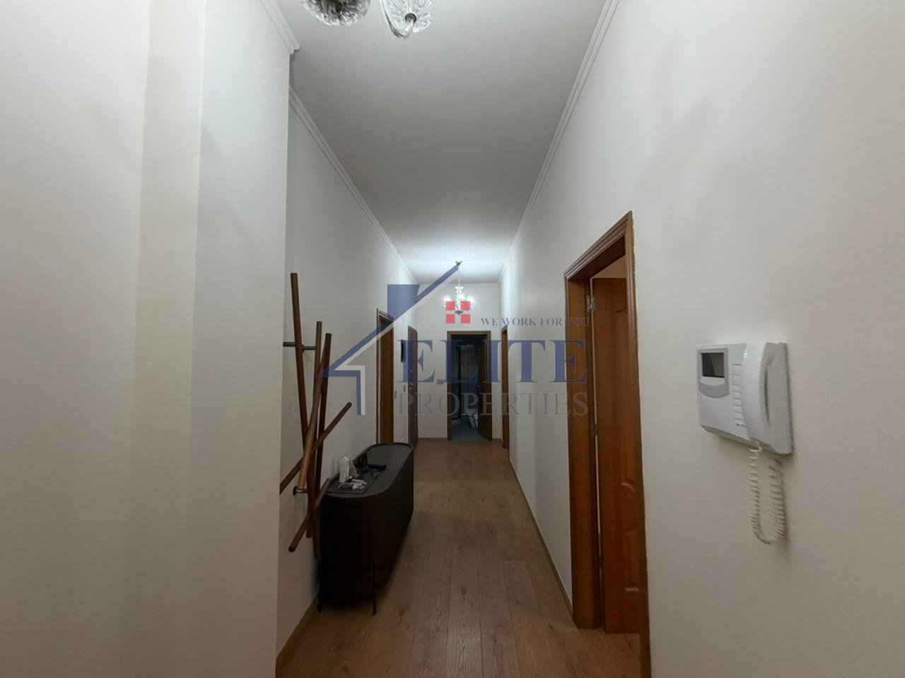 Pranë Gardës së Republikës, apartament 2+1 me qera