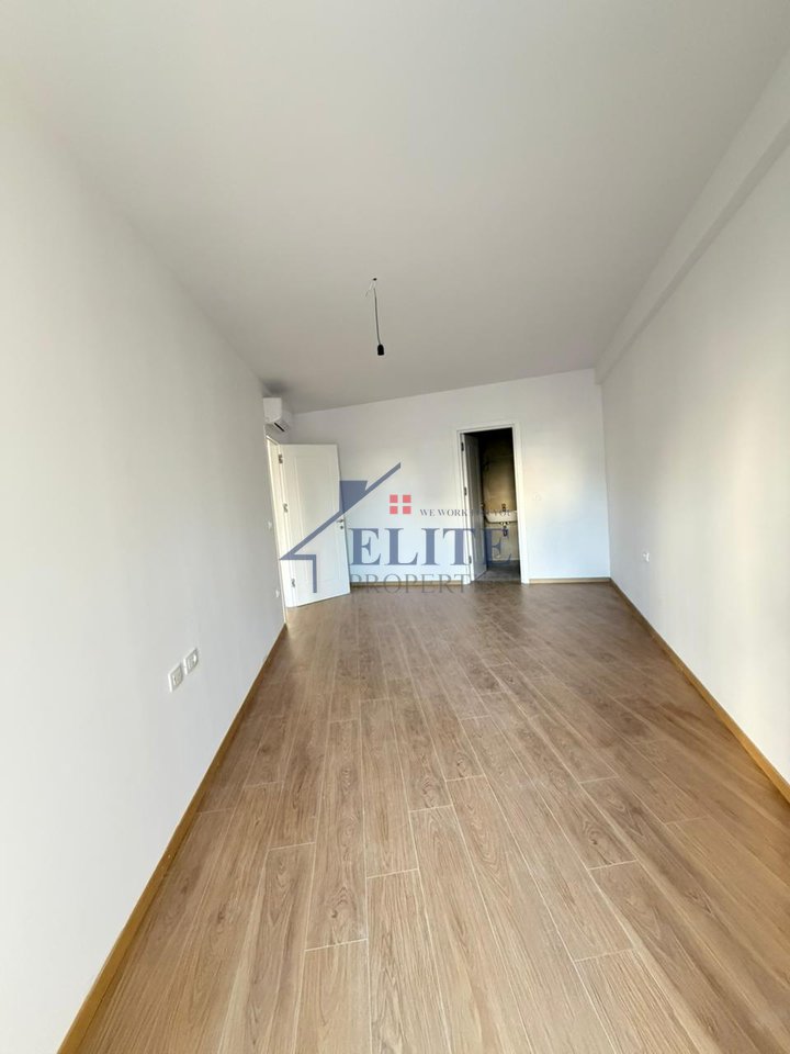 Rruga e Elbasanit pranë Lion Park,zyrë/apartament me qira