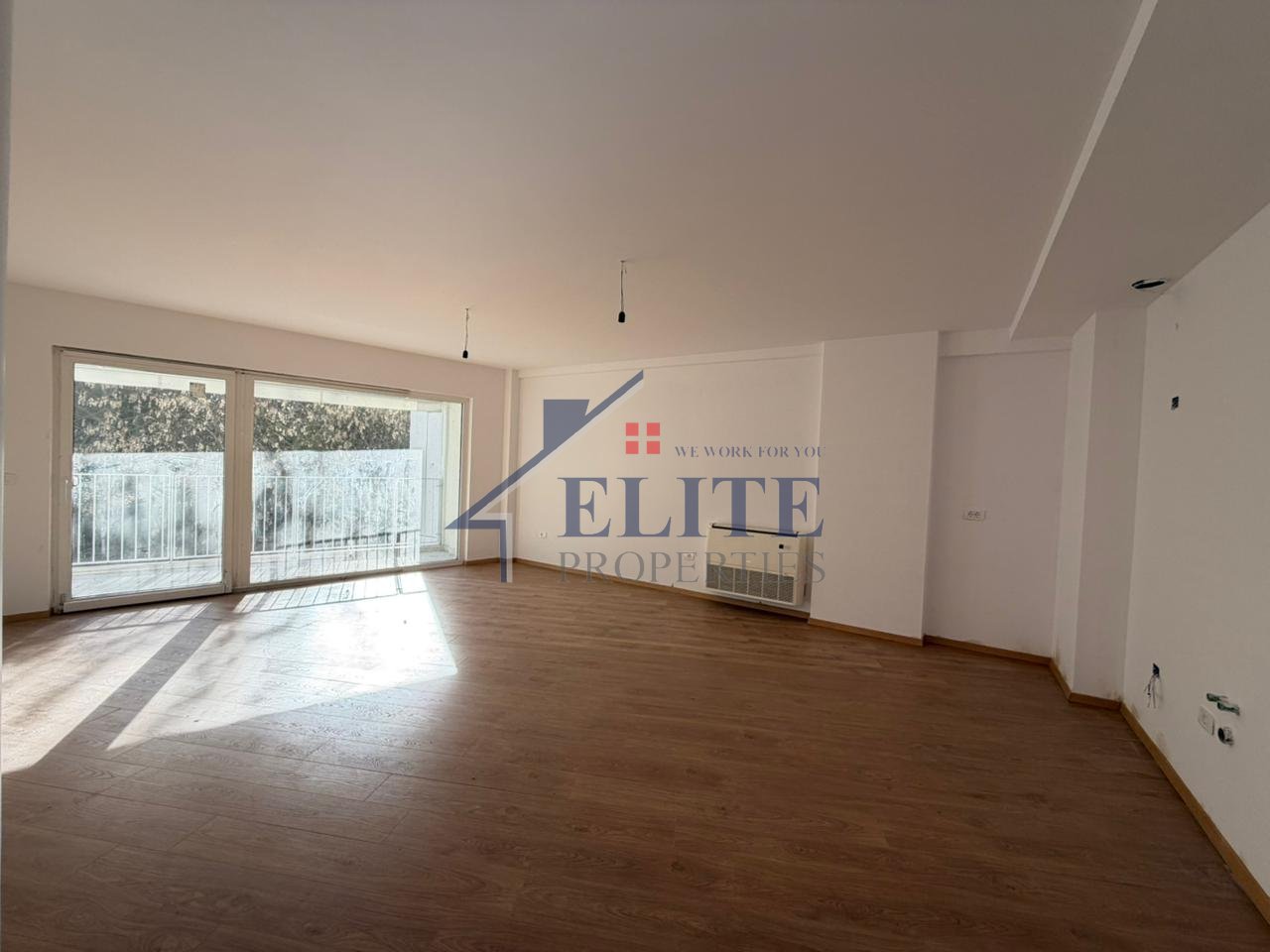 Rruga e Elbasanit pranë Lion Park,zyrë/apartament me qira