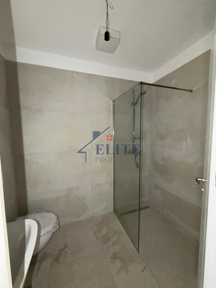 Rruga e Elbasanit pranë Lion Park,zyrë/apartament me qira