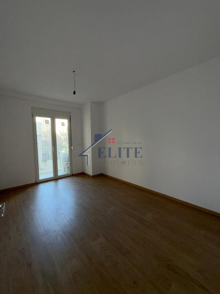 Rruga e Elbasanit pranë Lion Park,zyrë/apartament me qira