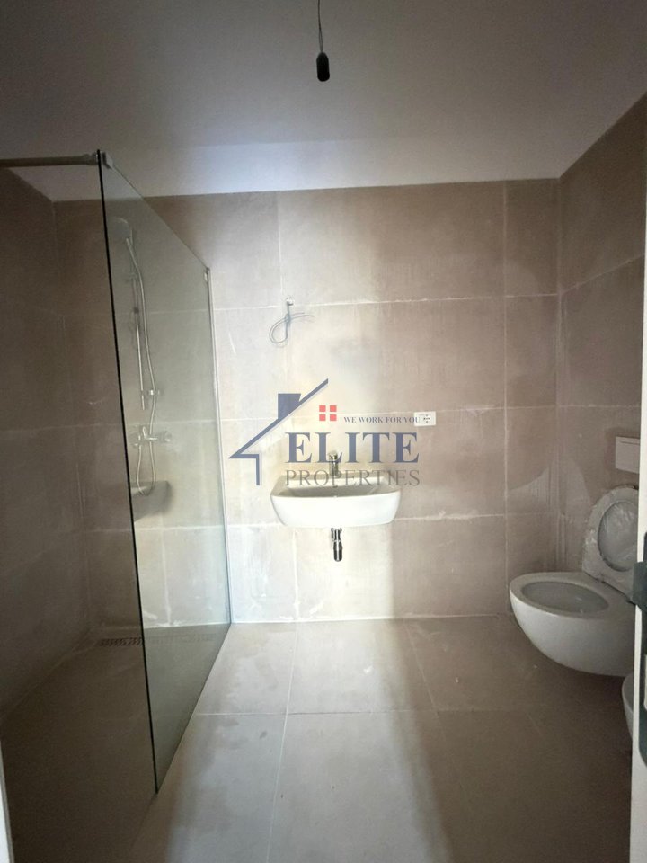 Rruga e Elbasanit pranë Lion Park,zyrë/apartament me qira