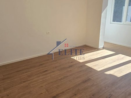 Rruga Myslym Shyri, apartament 1+1 dhe garzoniere në shitje