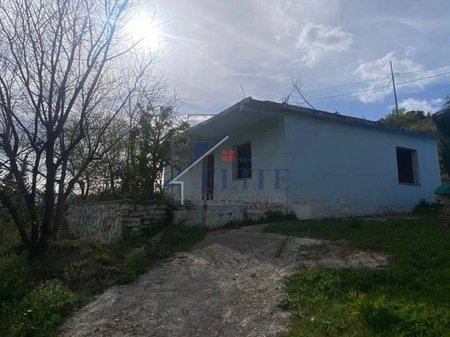 Radhimë, land + one-story house for sale