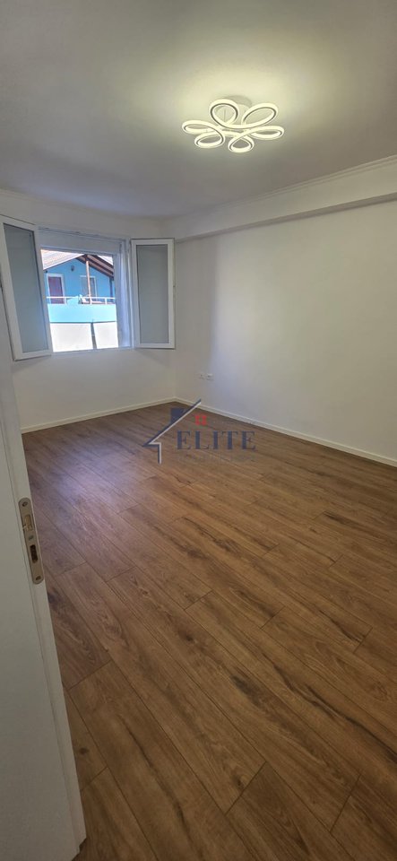 Rruga Myslym Shyri, apartament 1+1 dhe garzoniere në shitje