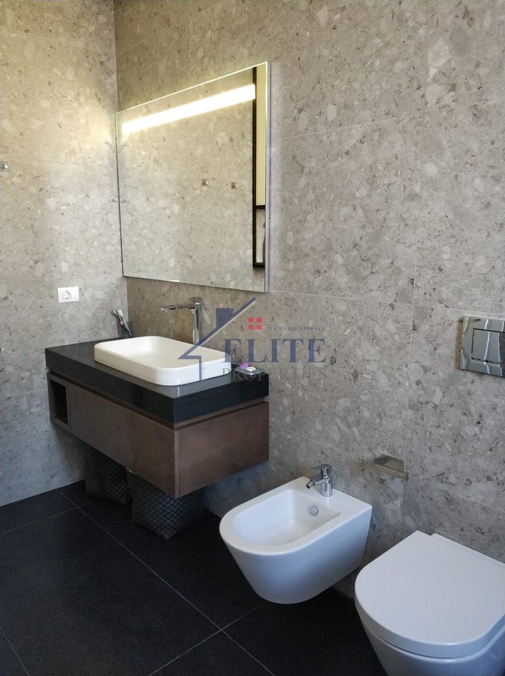 Myslym Shyri, Tiranë- Apartament 2+1 me Qira