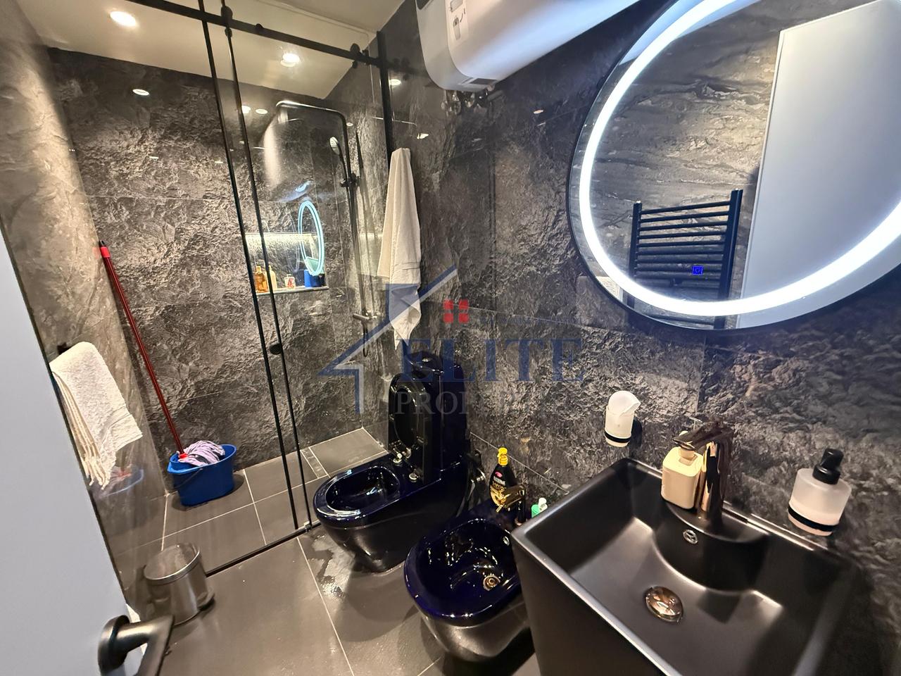 Pallatet Shallvare, appartamento con una camera da letto in affitto