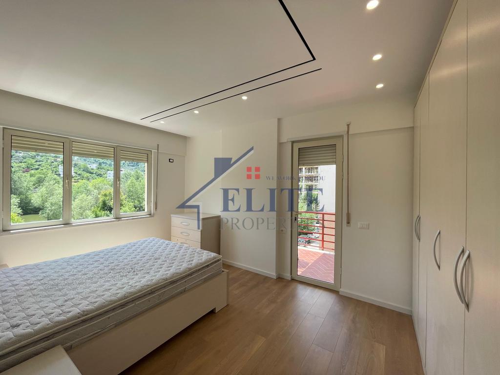 Liqeni i Thatë, appartamento con tre camere da letto in affitto