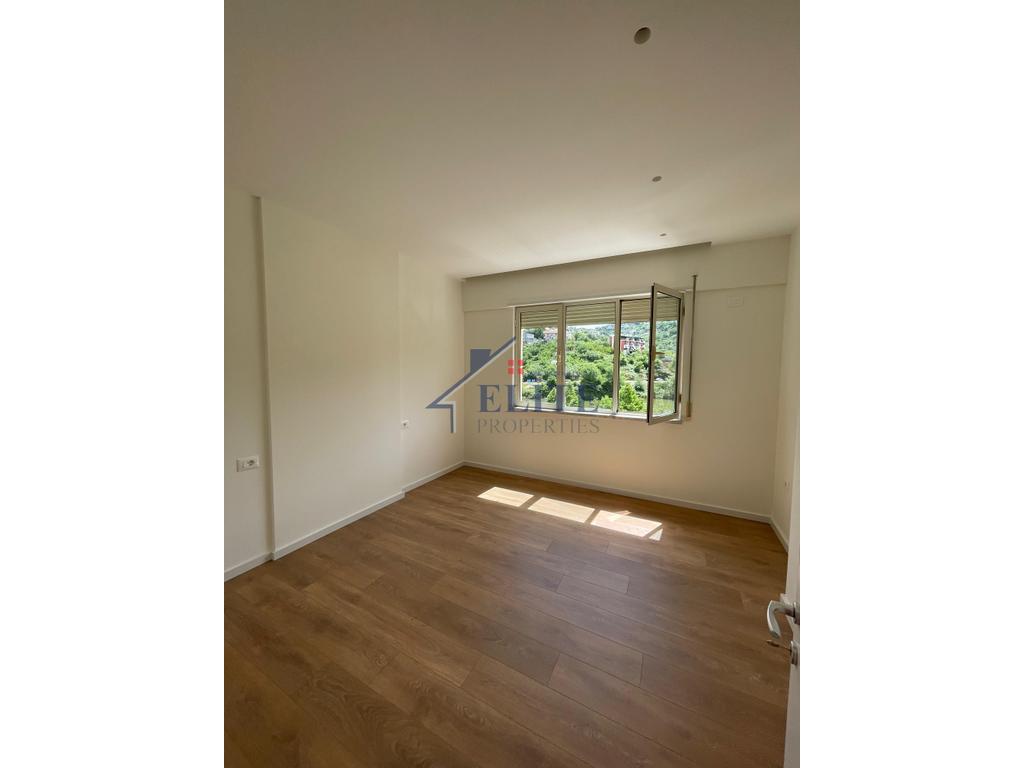 Liqeni i Thatë, appartamento con tre camere da letto in affitto