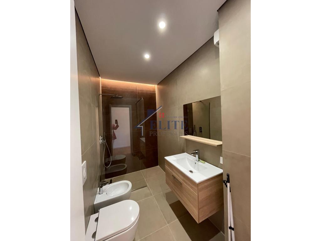 Liqeni i Thatë, appartamento con tre camere da letto in affitto