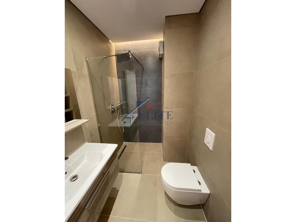 Liqeni i Thatë, appartamento con tre camere da letto in affitto