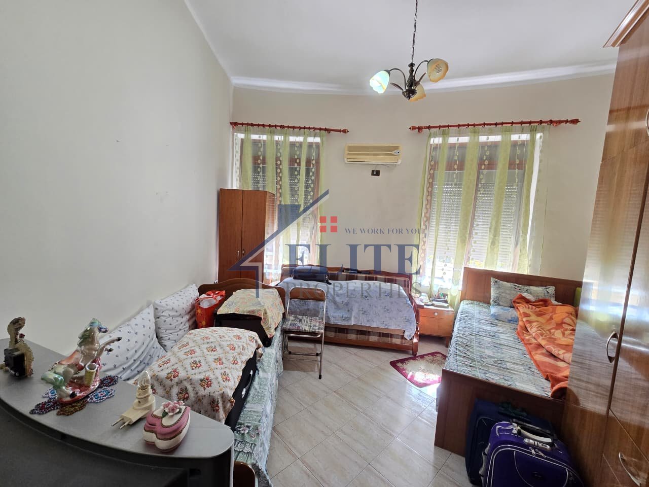 Pallatet Shallvare, apartament 3+1 me qira