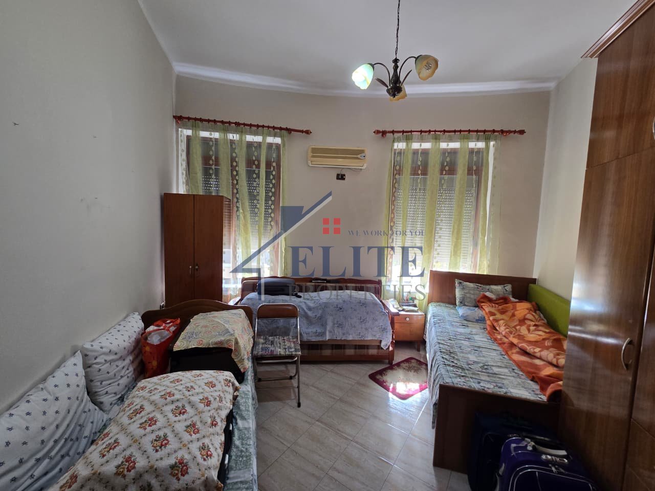 Pallatet Shallvare, apartament 3+1 me qira