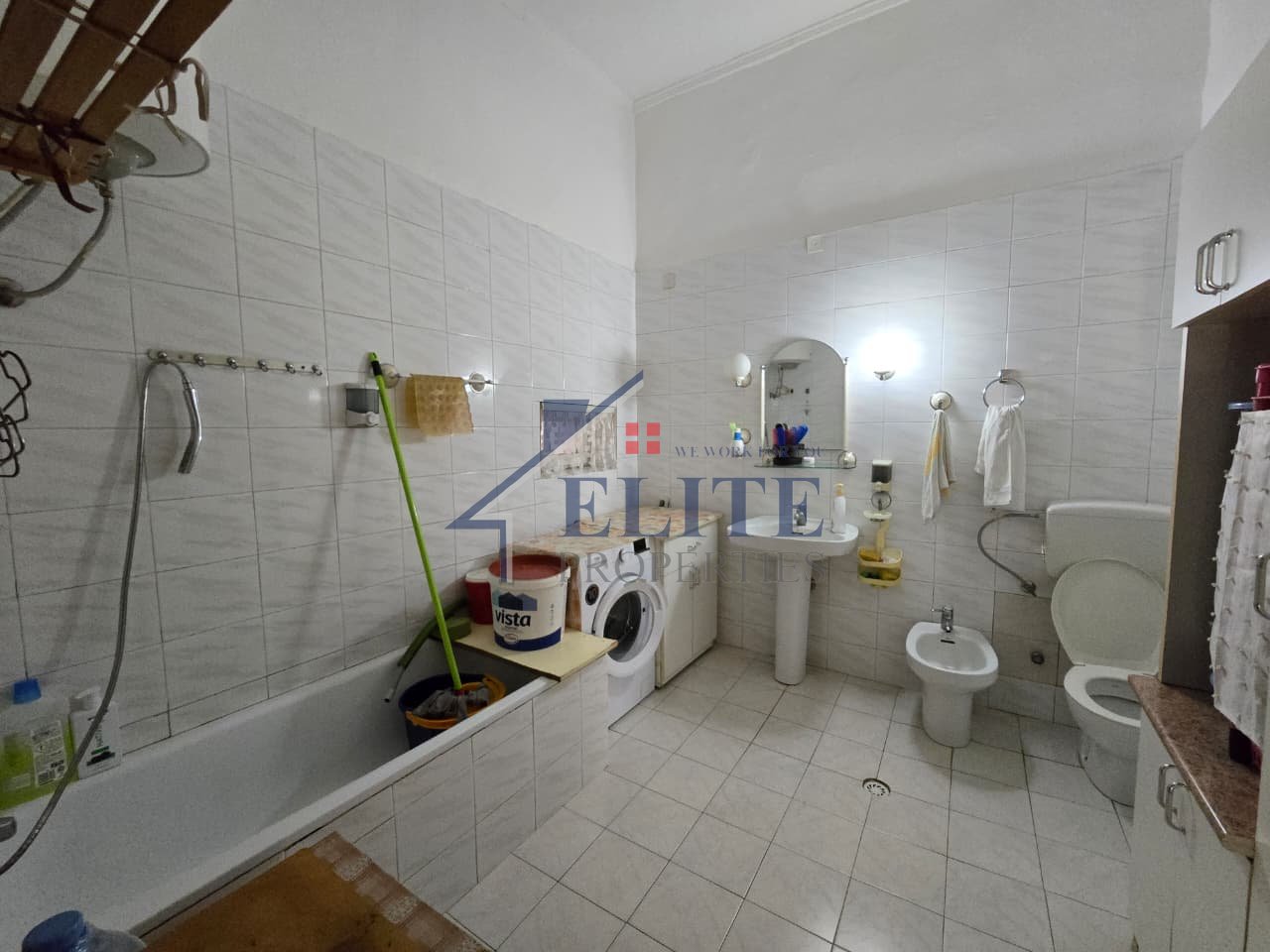 Pallatet Shallvare, apartament 3+1 me qira