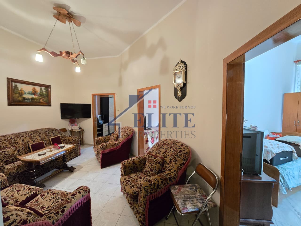 Pallatet Shallvare, apartament 3+1 me qira