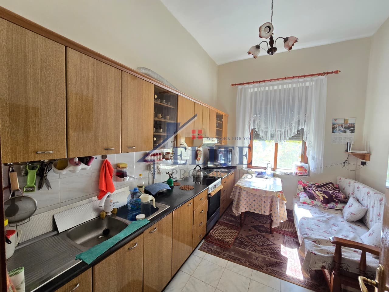 Pallatet Shallvare, apartament 3+1 me qira